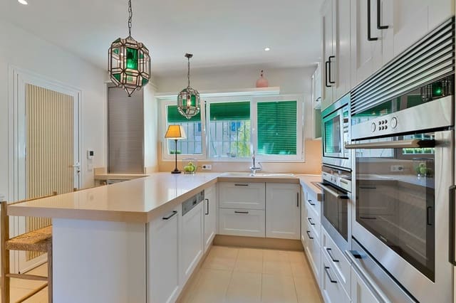 3 sypialnia Willa na sprzedaż w El Paraiso, Estepona z basenem garażem - 1 650 000 € (Ref: 9772929)