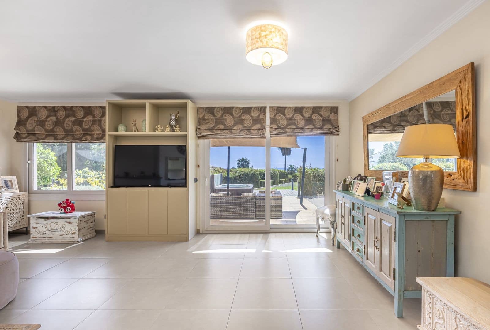 6 bedroom Villa for sale in Estepona with pool garage - € 1,550,000 (Ref: 9777996)