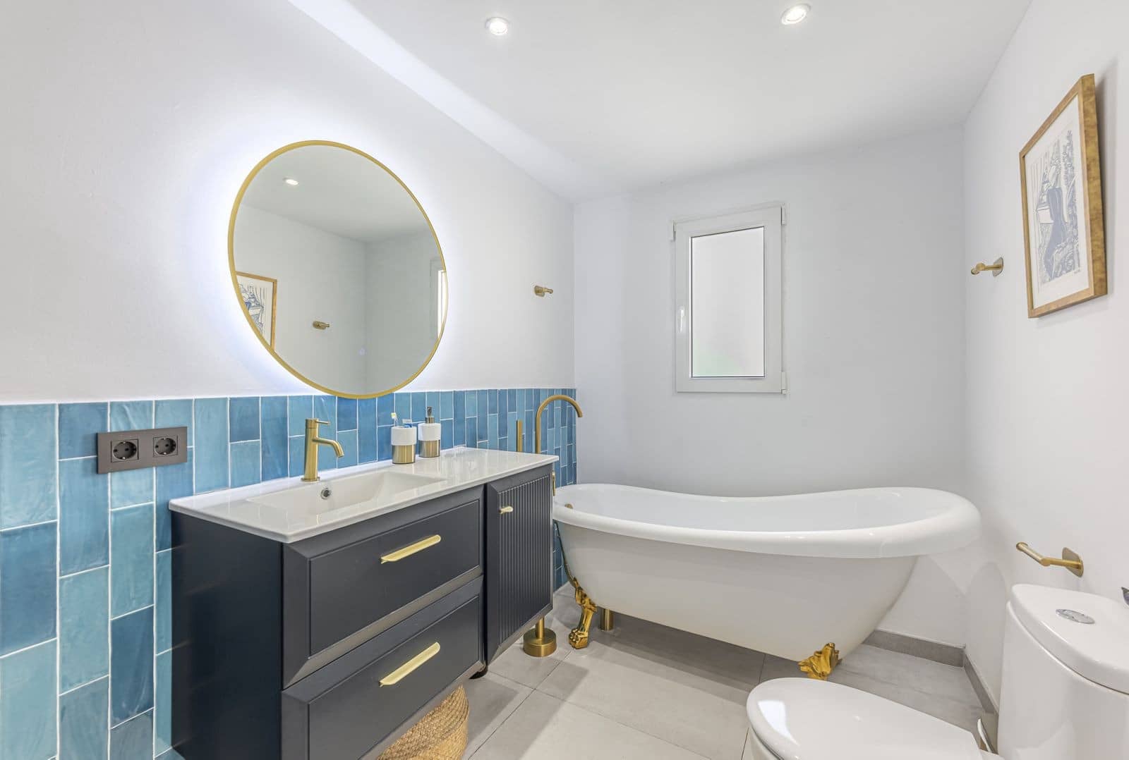 6 bedroom Villa for sale in Estepona with pool garage - € 1,550,000 (Ref: 9777996)