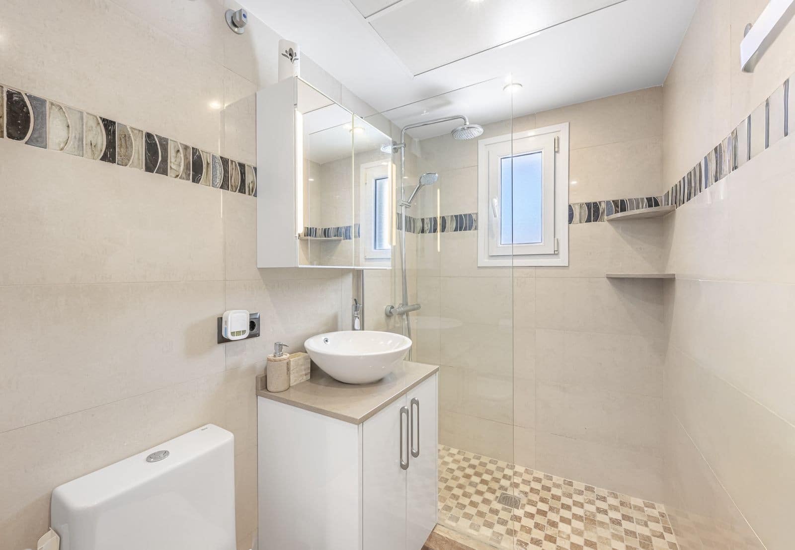 6 bedroom Villa for sale in Estepona with pool garage - € 1,550,000 (Ref: 9777996)