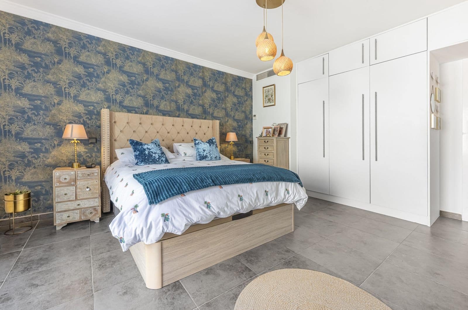 6 bedroom Villa for sale in Estepona with pool garage - € 1,550,000 (Ref: 9777996)