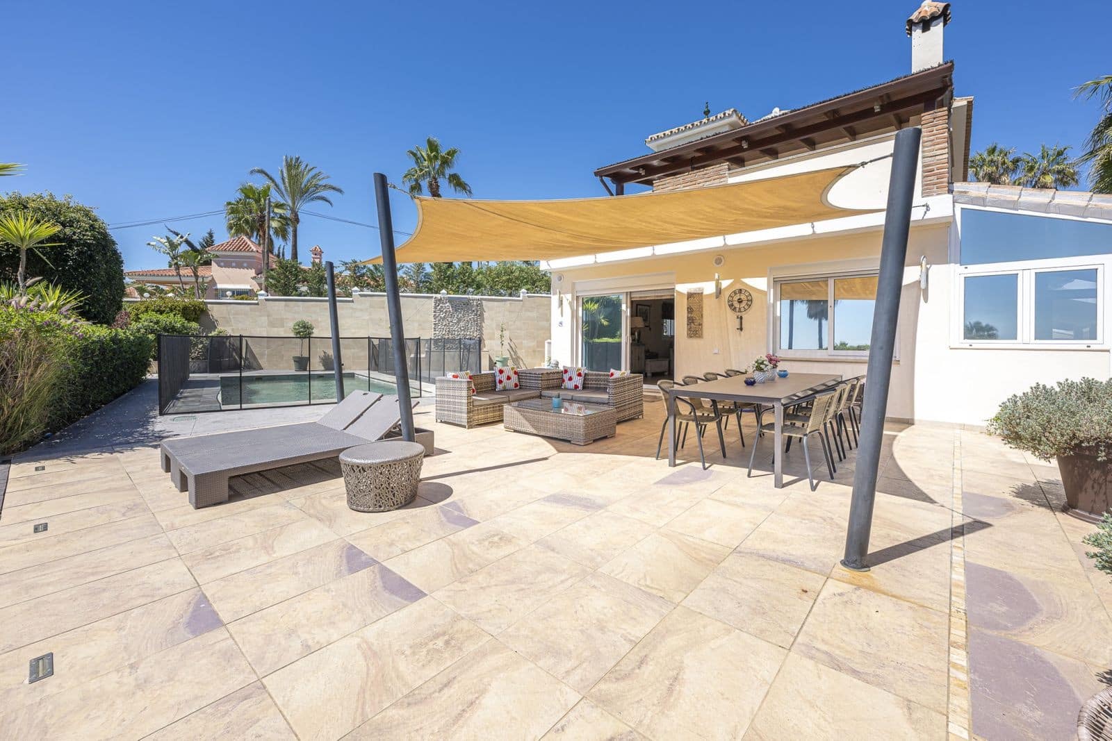 6 bedroom Villa for sale in Estepona with pool garage - € 1,550,000 (Ref: 9777996)