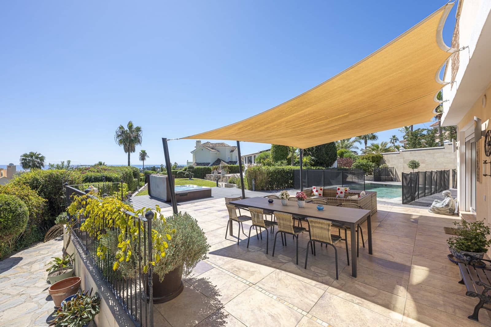 6 bedroom Villa for sale in Estepona with pool garage - € 1,550,000 (Ref: 9777996)