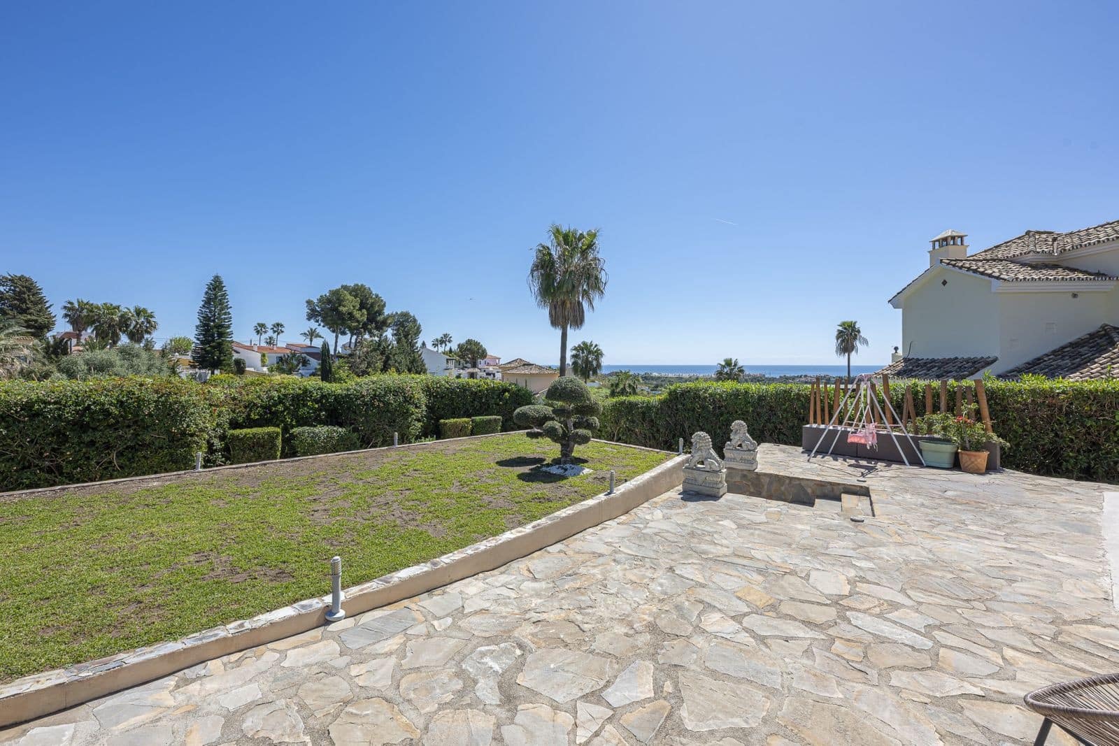 6 bedroom Villa for sale in Estepona with pool garage - € 1,550,000 (Ref: 9777996)