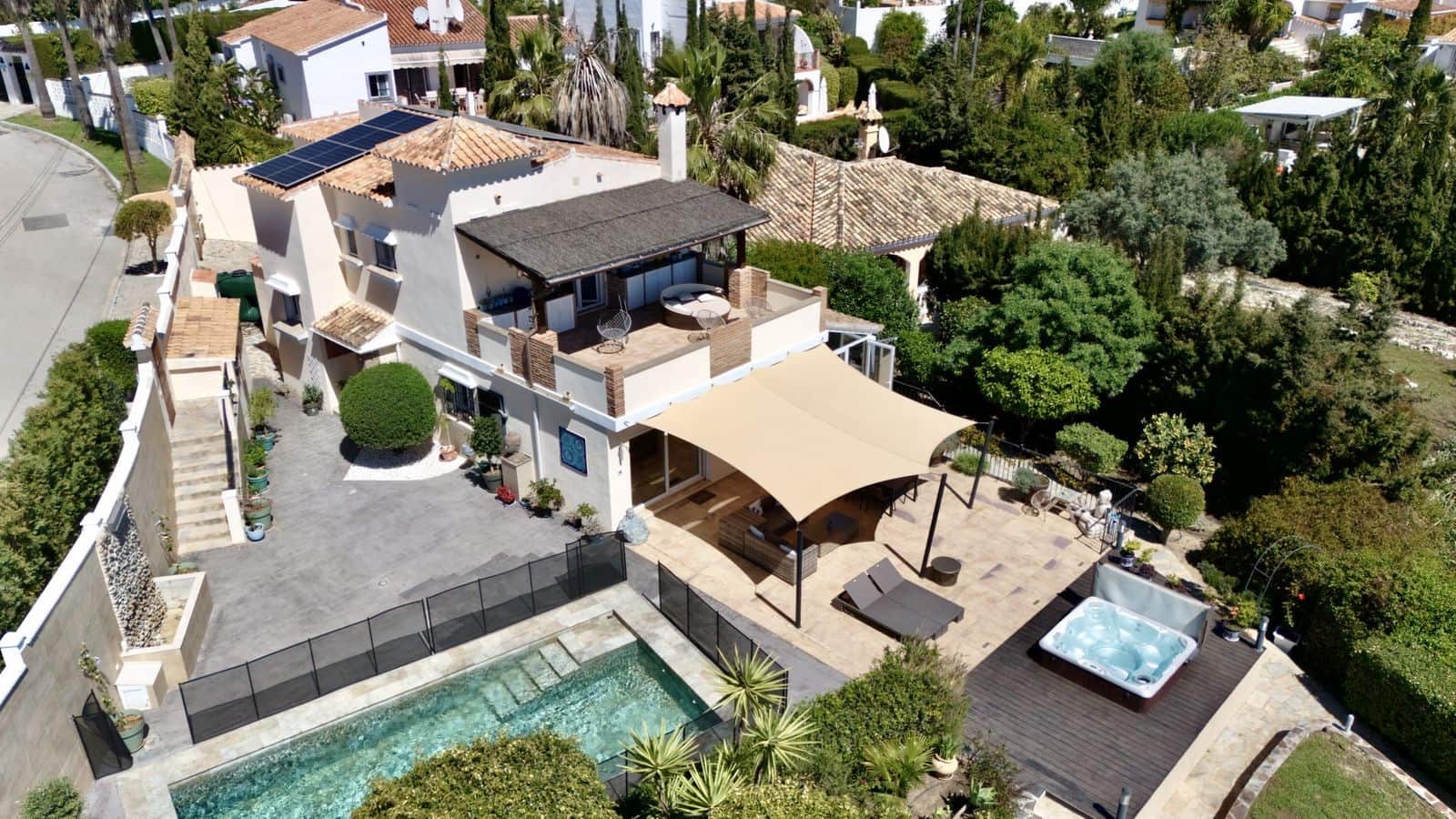 6 bedroom Villa for sale in Estepona with pool garage - € 1,550,000 (Ref: 9777996)