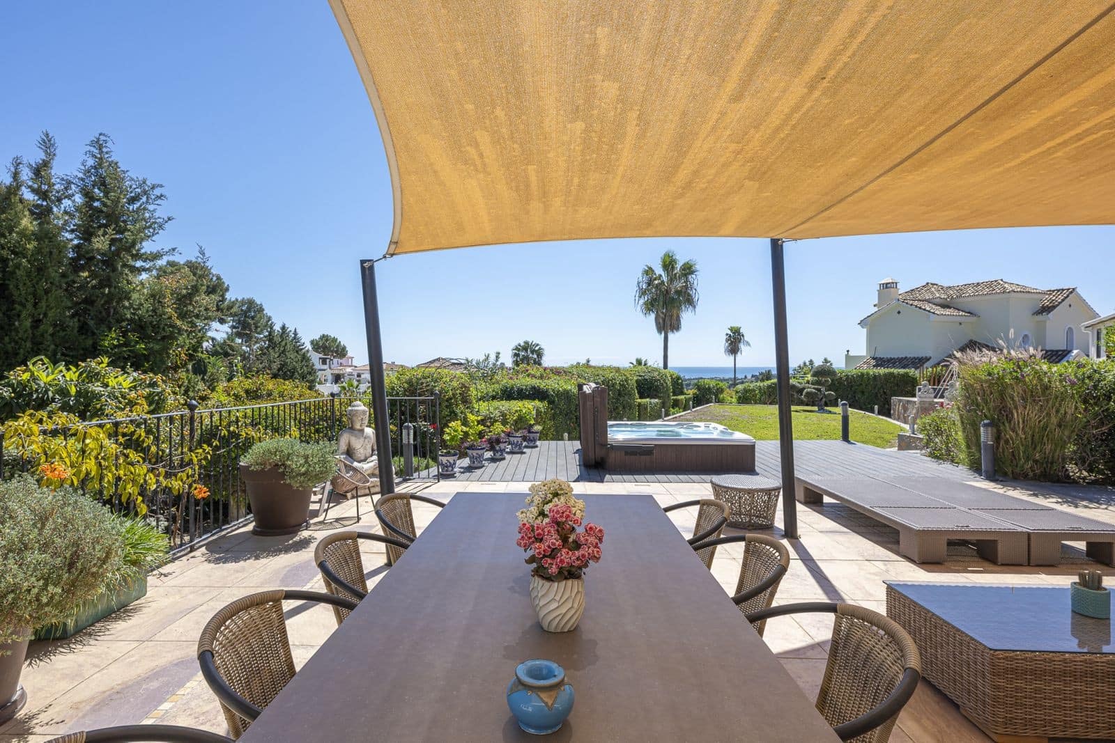 6 bedroom Villa for sale in Estepona with pool garage - € 1,550,000 (Ref: 9777996)