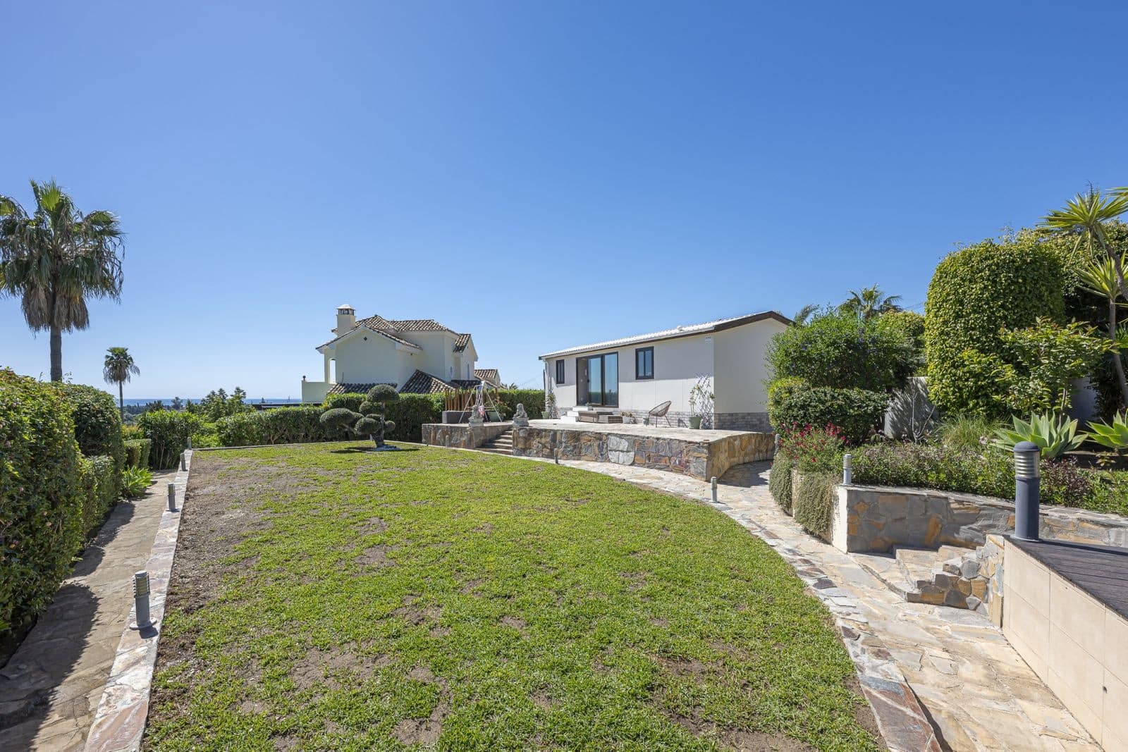 6 bedroom Villa for sale in Estepona with pool garage - € 1,550,000 (Ref: 9777996)