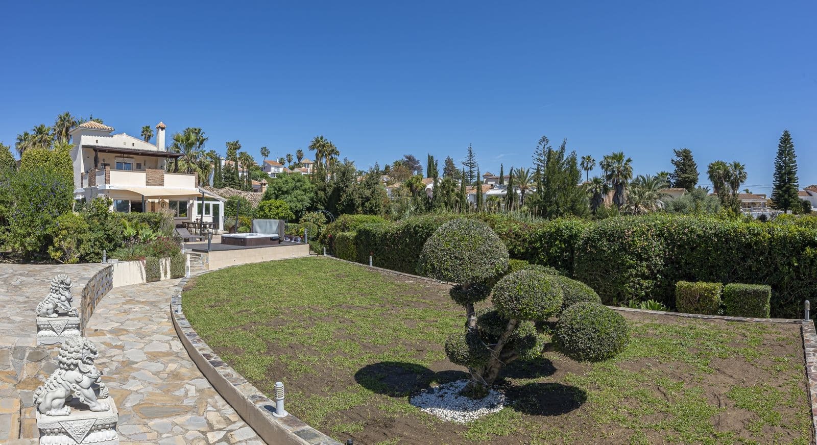 6 bedroom Villa for sale in Estepona with pool garage - € 1,550,000 (Ref: 9777996)