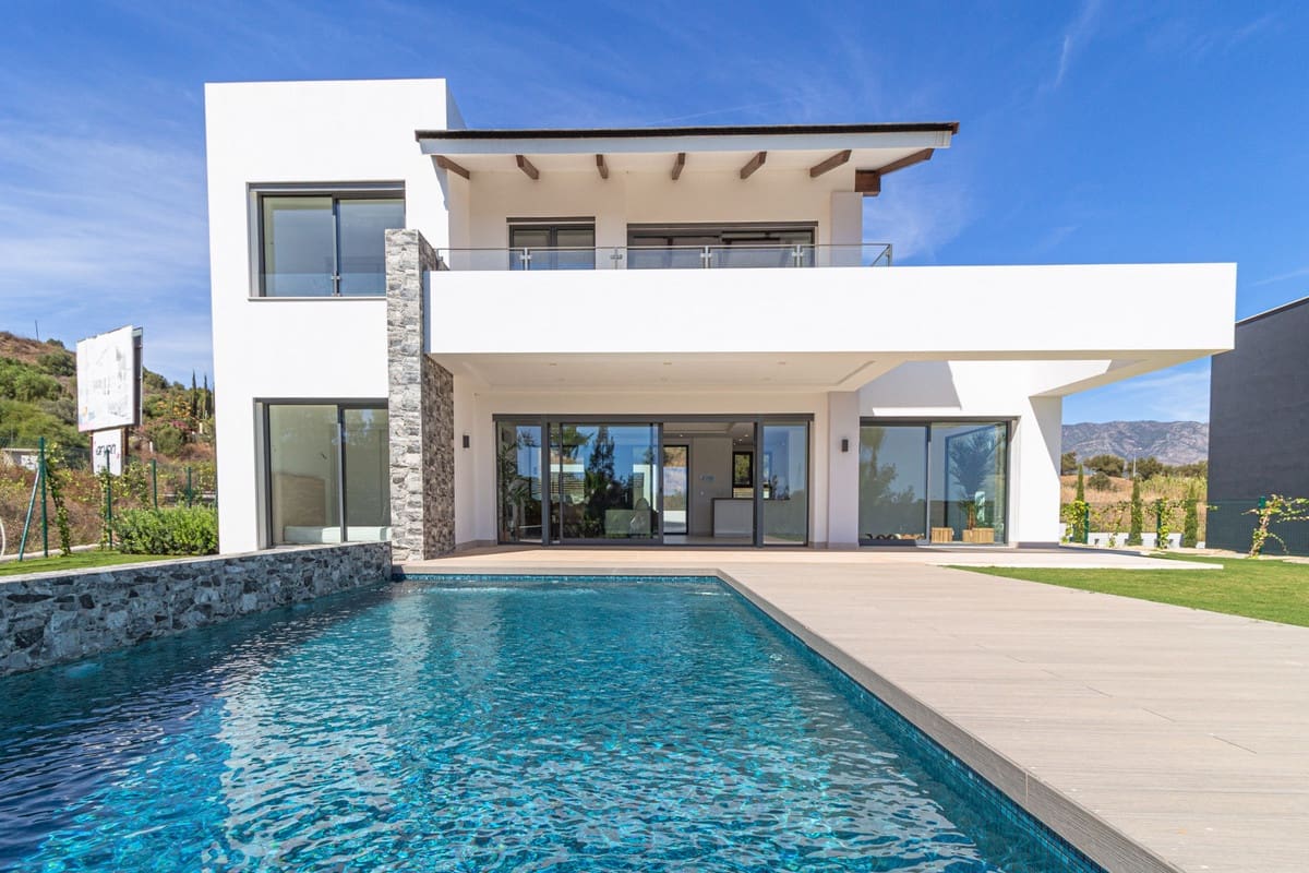 4 soveværelse Villa til salg i Mijas Costa med swimmingpool garage - € 1.650.000 (Ref: 9784347)