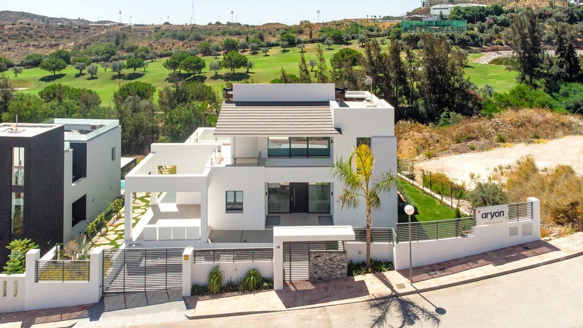 4 Zimmer Villa zu verkaufen in Mijas Costa mit Pool Garage - 1.650.000 € (Ref: 9784347)
