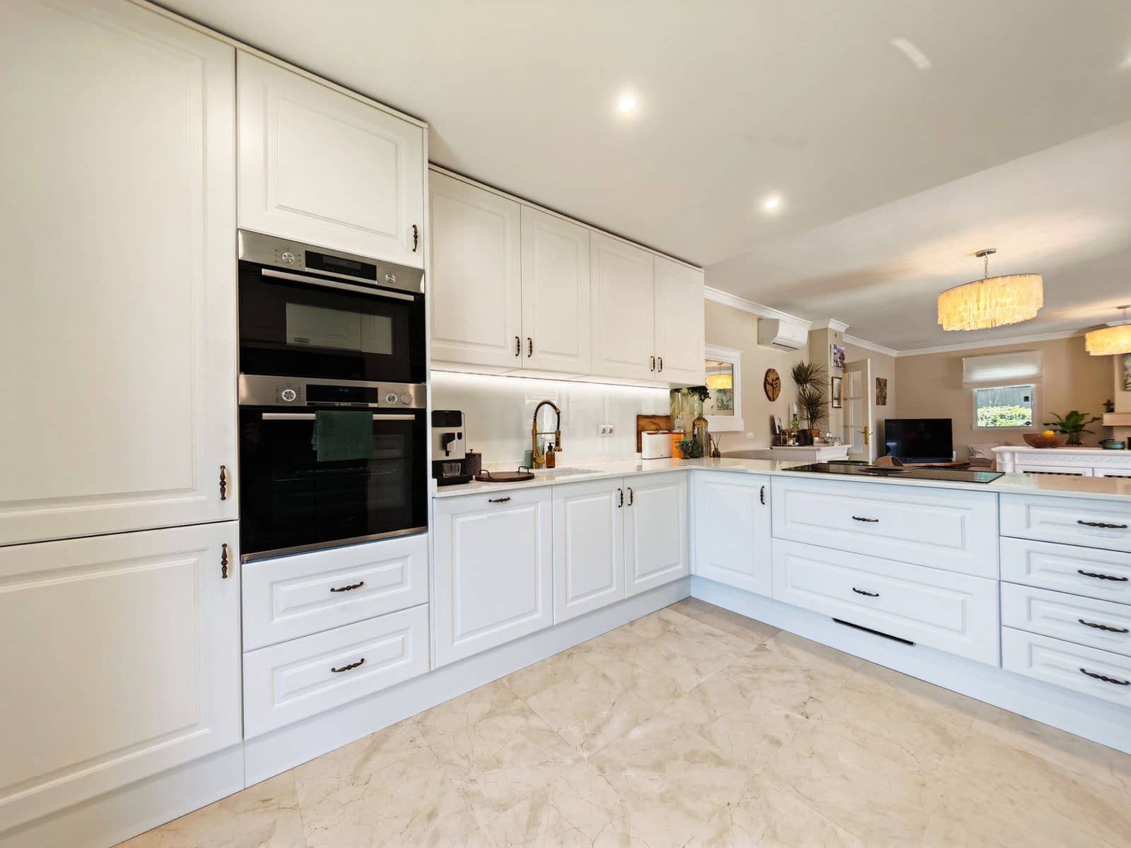 4 bedroom Villa for sale in Calahonda with pool garage - € 1,150,000 (Ref: 9796990)