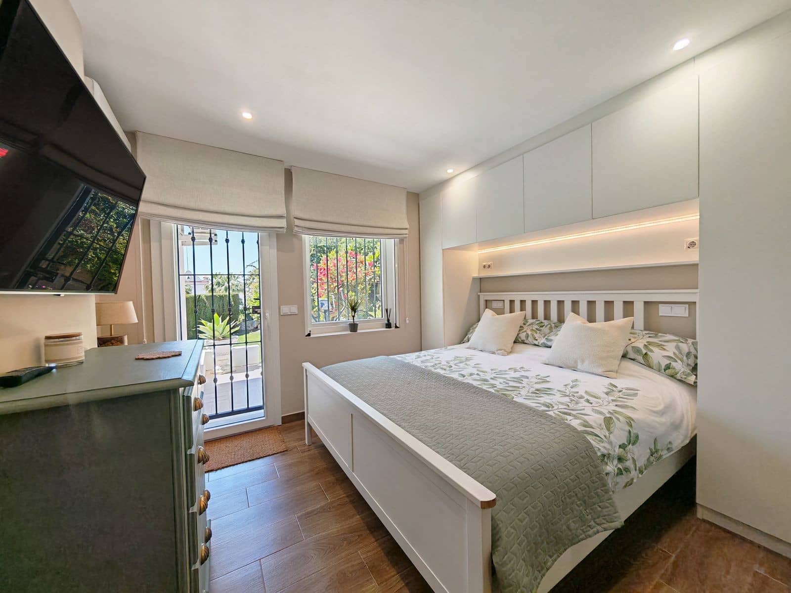 4 bedroom Villa for sale in Calahonda with pool garage - € 1,150,000 (Ref: 9796990)