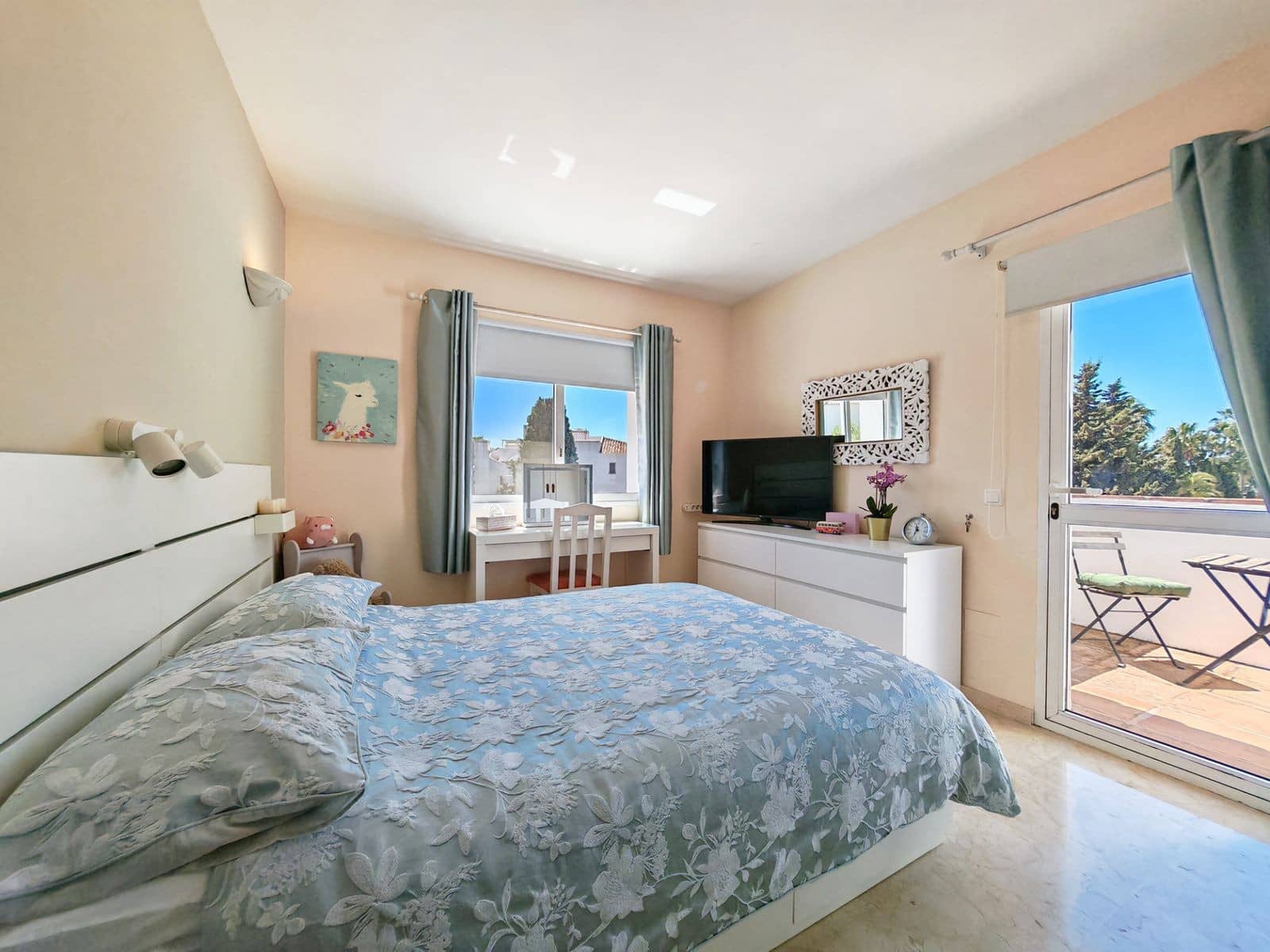 4 bedroom Villa for sale in Calahonda with pool garage - € 1,150,000 (Ref: 9796990)