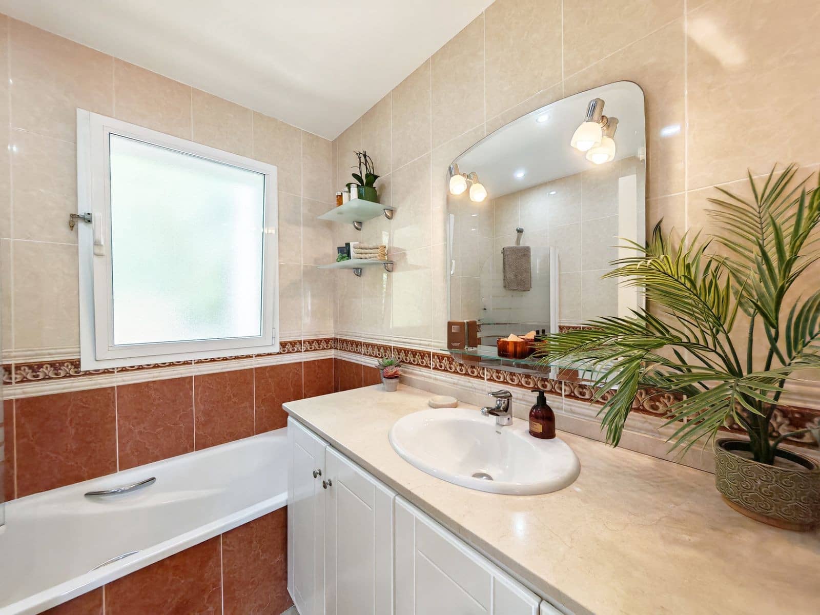 4 bedroom Villa for sale in Calahonda with pool garage - € 1,150,000 (Ref: 9796990)