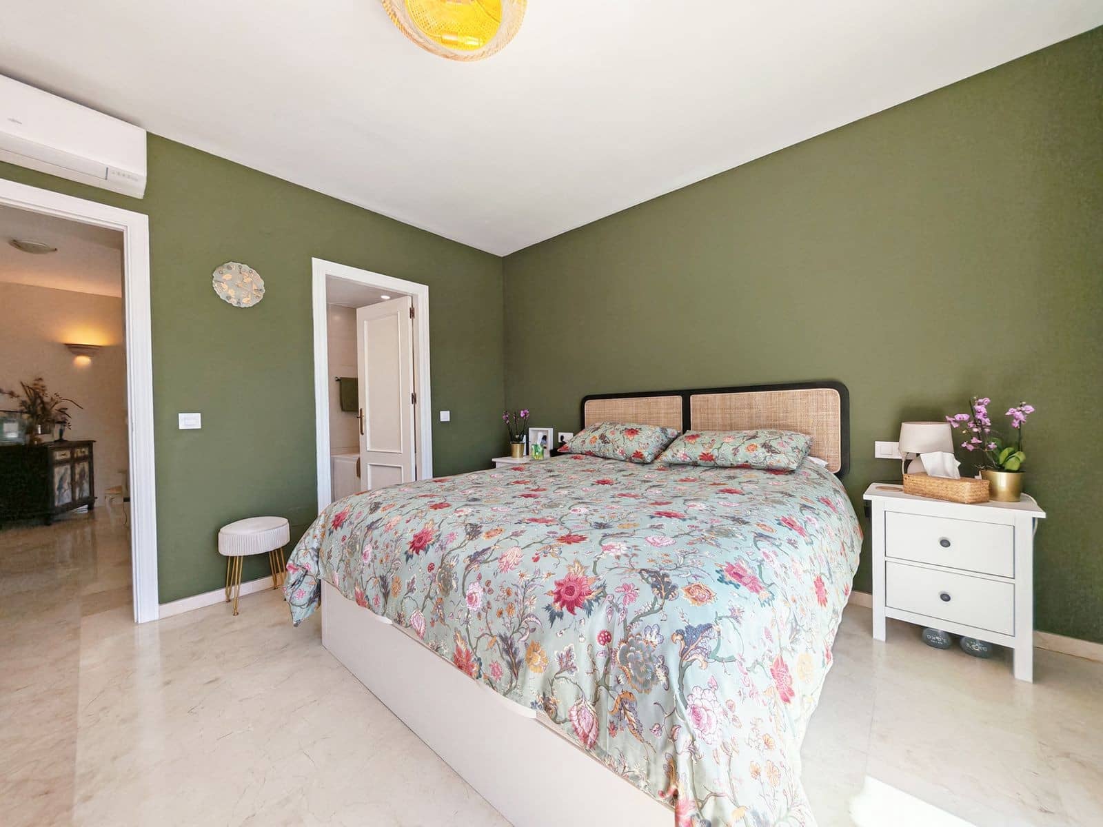 4 bedroom Villa for sale in Calahonda with pool garage - € 1,150,000 (Ref: 9796990)