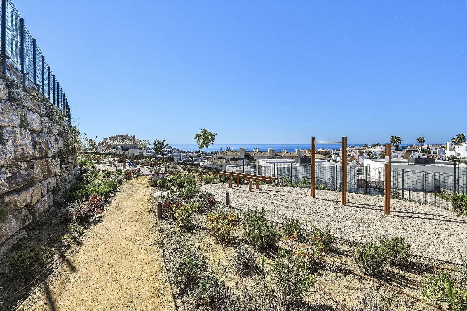 3 soverom Kjedet enebolig til salgs i Mijas Costa med svømmebasseng garasje - € 649 000 (Ref: 9799132)