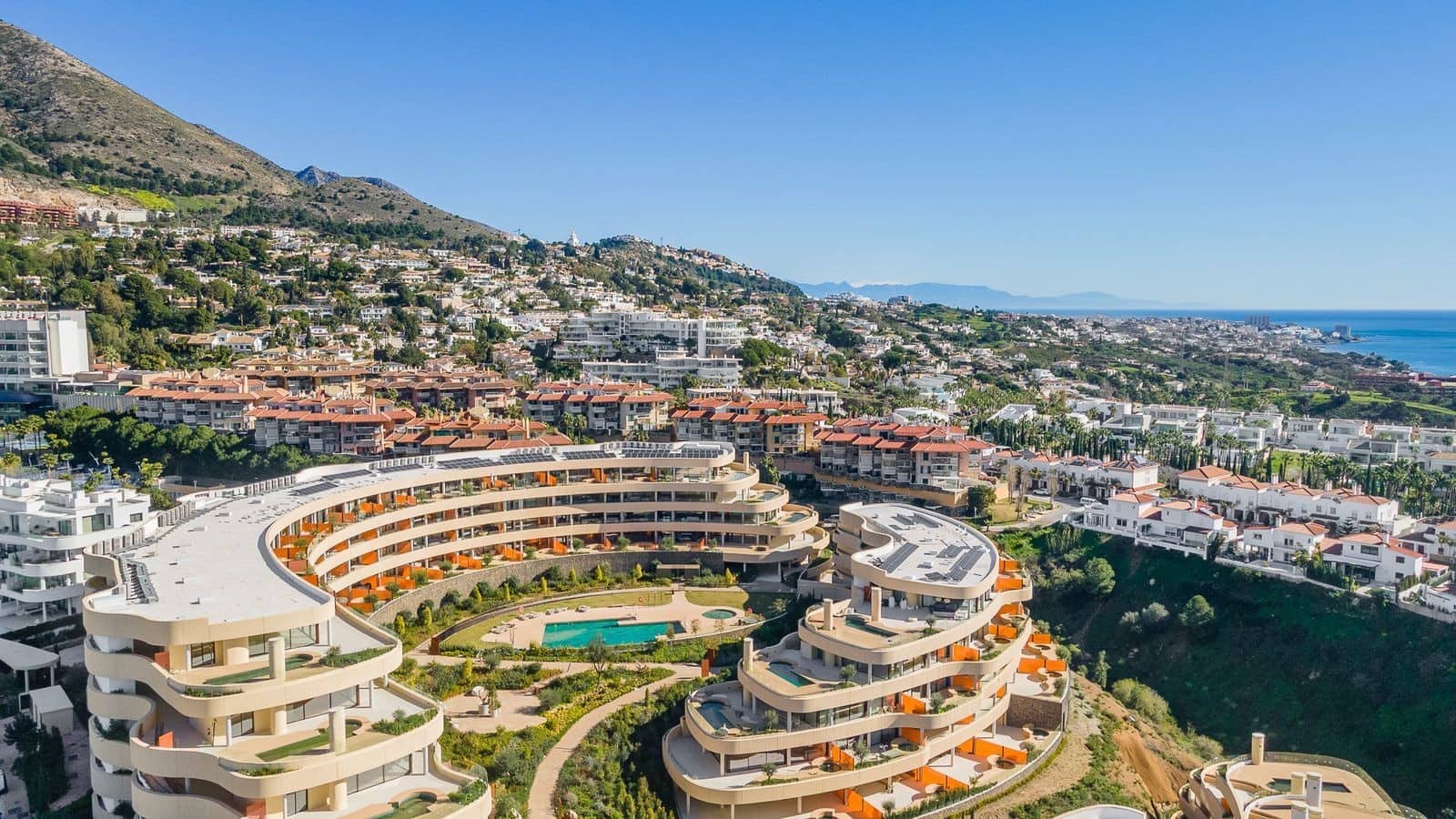 Apartamento de 2 habitaciones en Fuengirola en venta con piscina garaje - 849.000 € (Ref: 9799134)