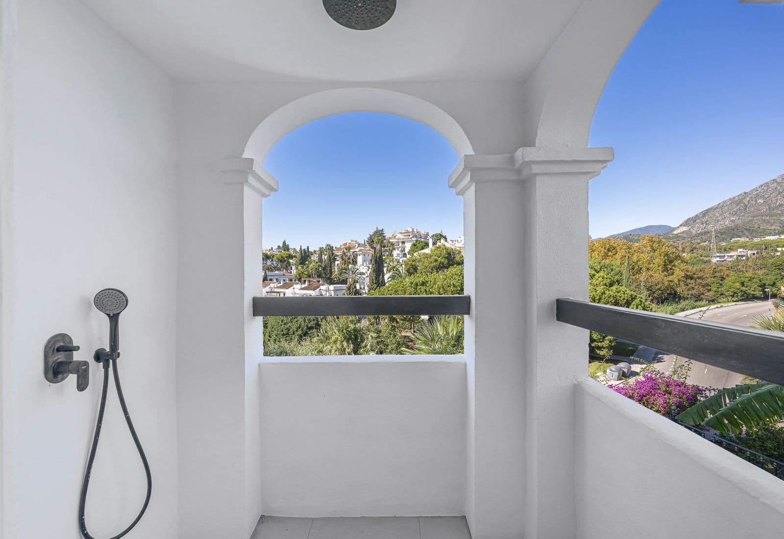 4 sypialnia Dom na sprzedaż w Marbella z basenem garażem - 2 195 000 € (Ref: 9799139)