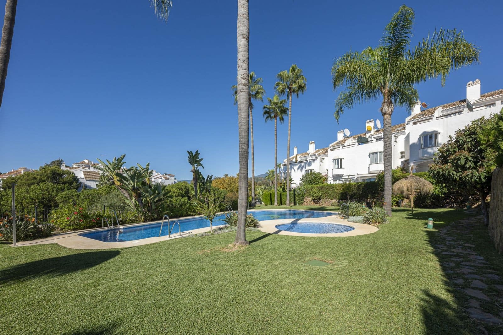 4 sypialnia Dom na sprzedaż w Marbella z basenem garażem - 2 195 000 € (Ref: 9799139)