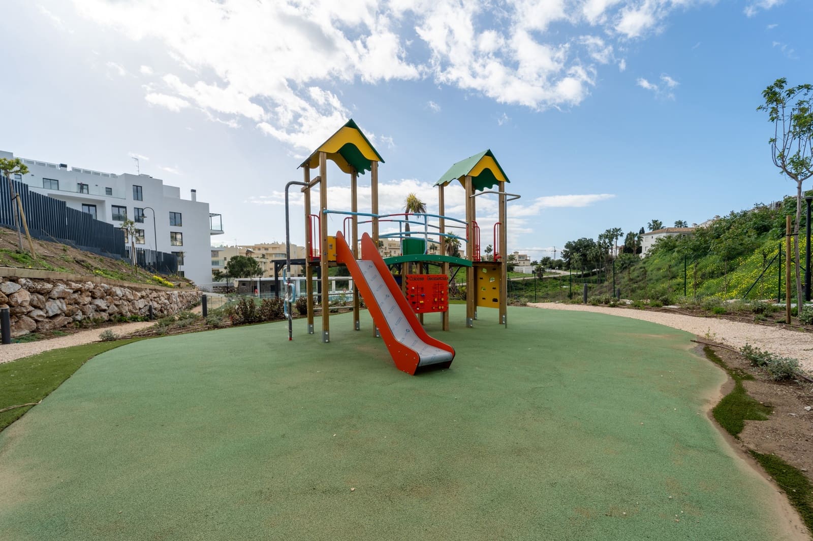 2 soveværelse Lejlighed til salg i Mijas Costa med swimmingpool garage - € 479.000 (Ref: 9800601)