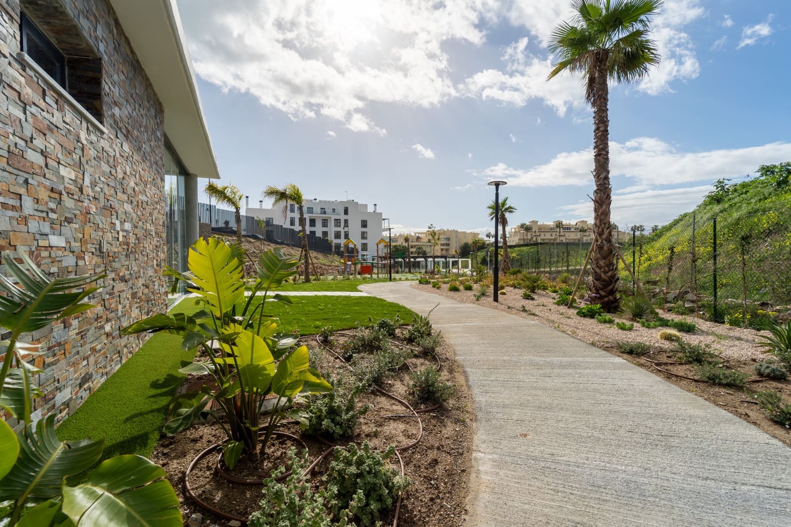 2 soveværelse Lejlighed til salg i Mijas Costa med swimmingpool garage - € 479.000 (Ref: 9800601)