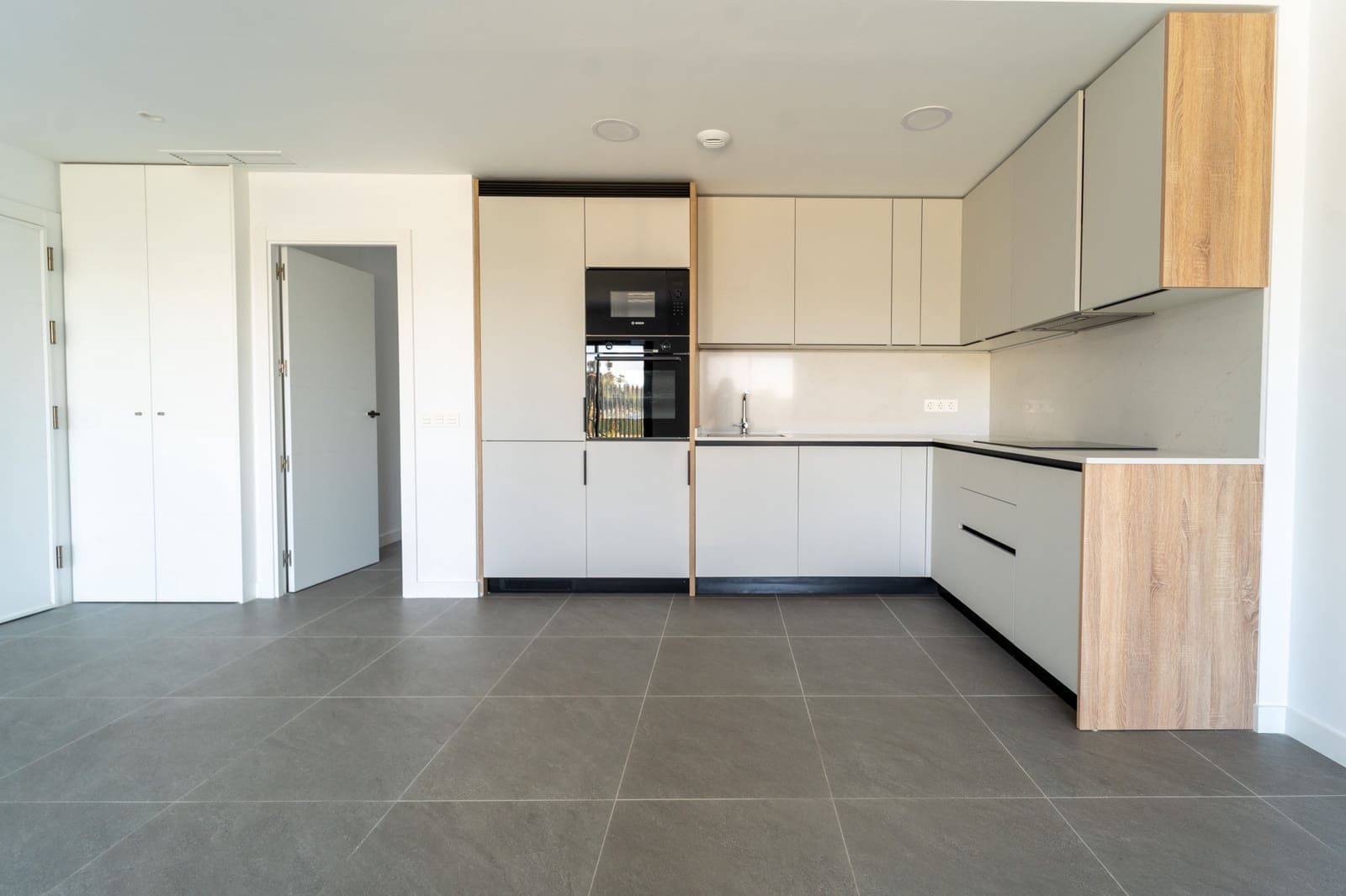 2 bedroom Apartment for sale in Mijas Costa with pool garage - € 455,000 (Ref: 9800602)