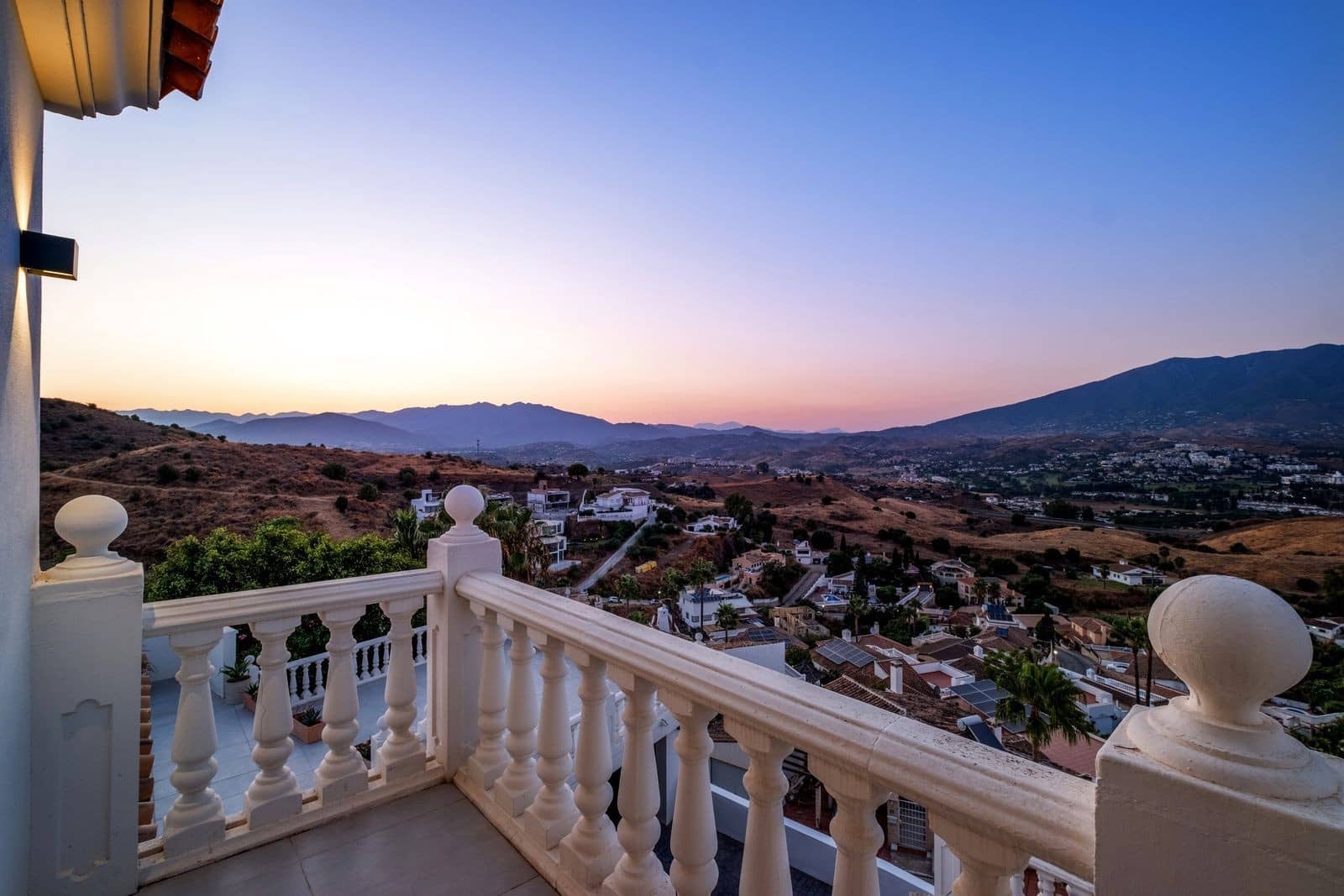 6 bedroom Villa for sale in Mijas Costa with pool garage - € 1,290,000 (Ref: 9811481)