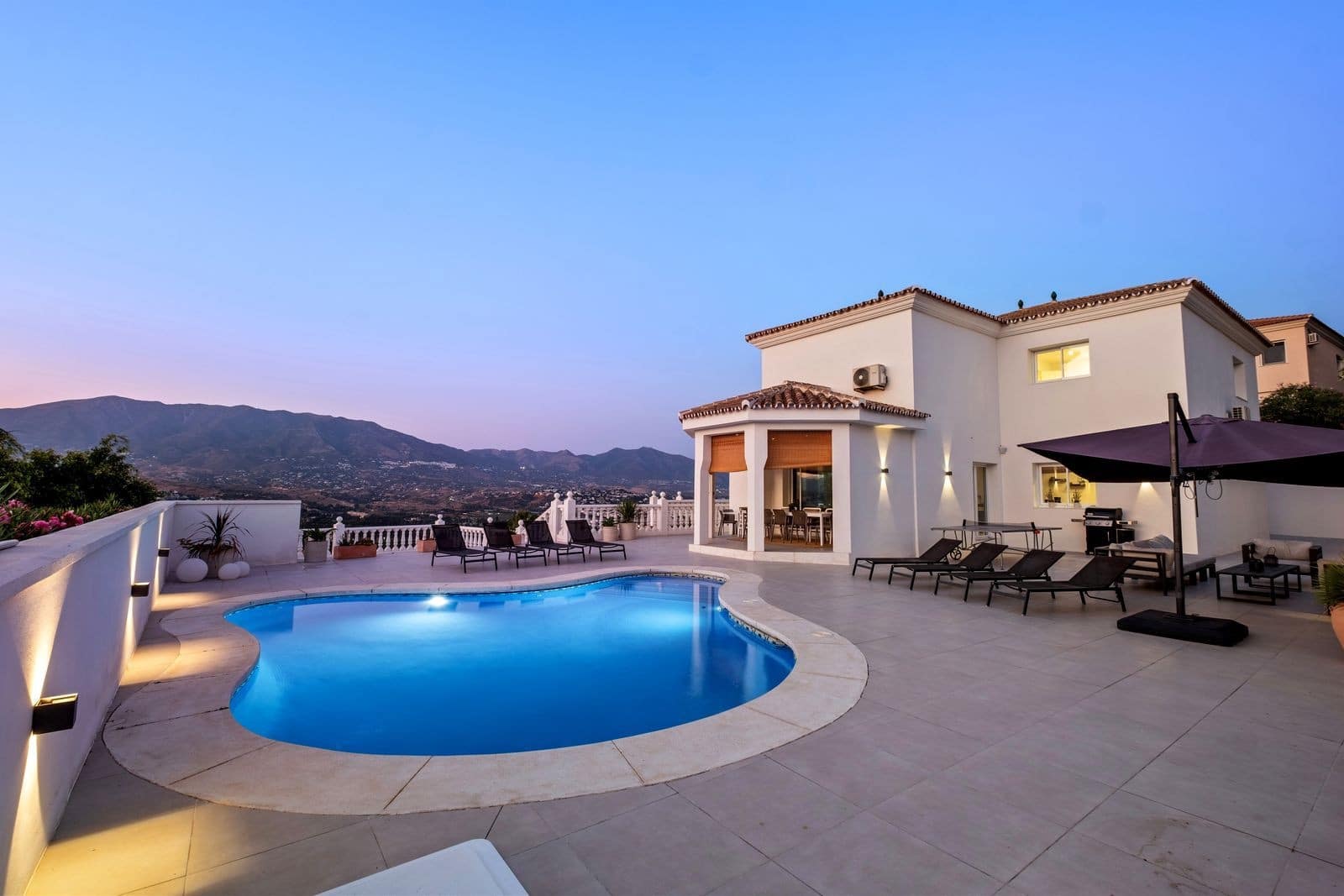 6 bedroom Villa for sale in Mijas Costa with pool garage - € 1,290,000 (Ref: 9811481)