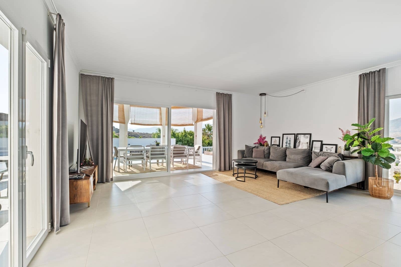 6 bedroom Villa for sale in Mijas Costa with pool garage - € 1,290,000 (Ref: 9811481)