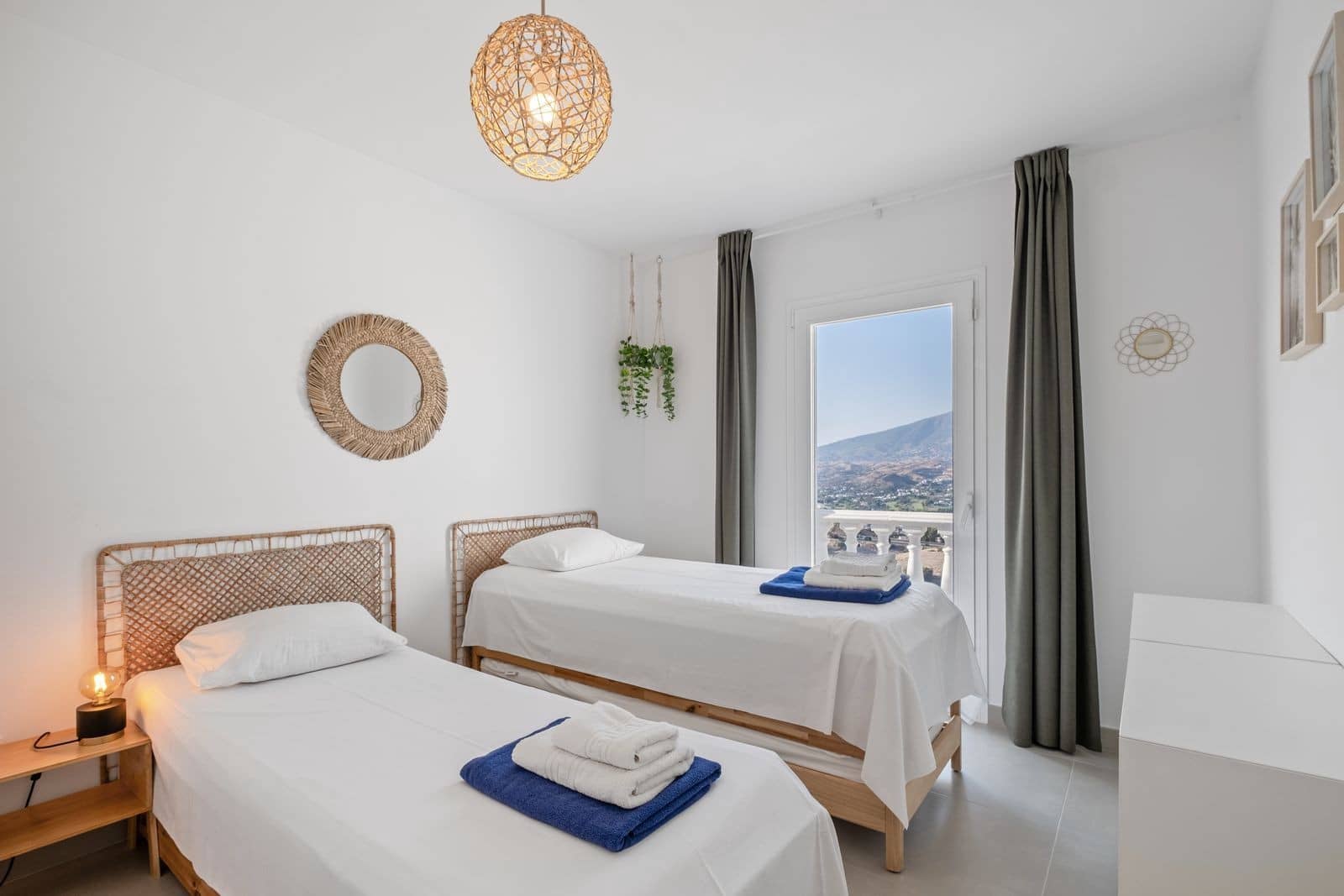 6 bedroom Villa for sale in Mijas Costa with pool garage - € 1,290,000 (Ref: 9811481)