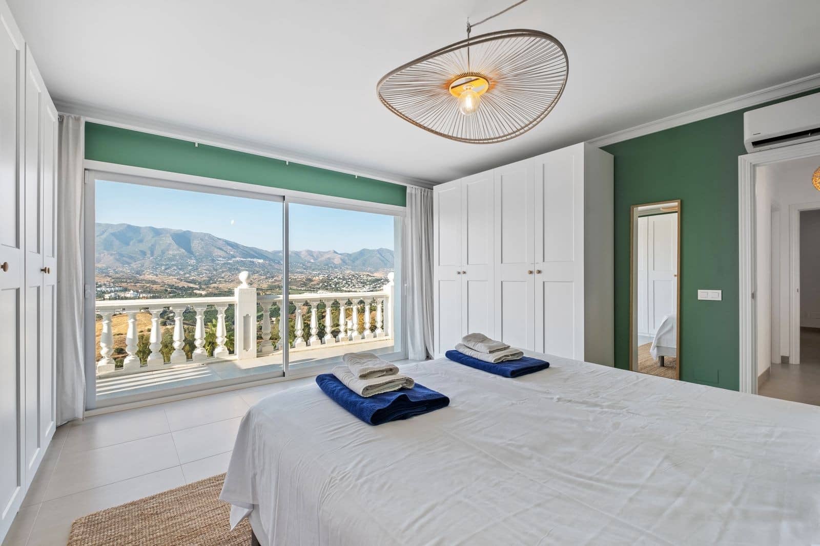 6 bedroom Villa for sale in Mijas Costa with pool garage - € 1,290,000 (Ref: 9811481)
