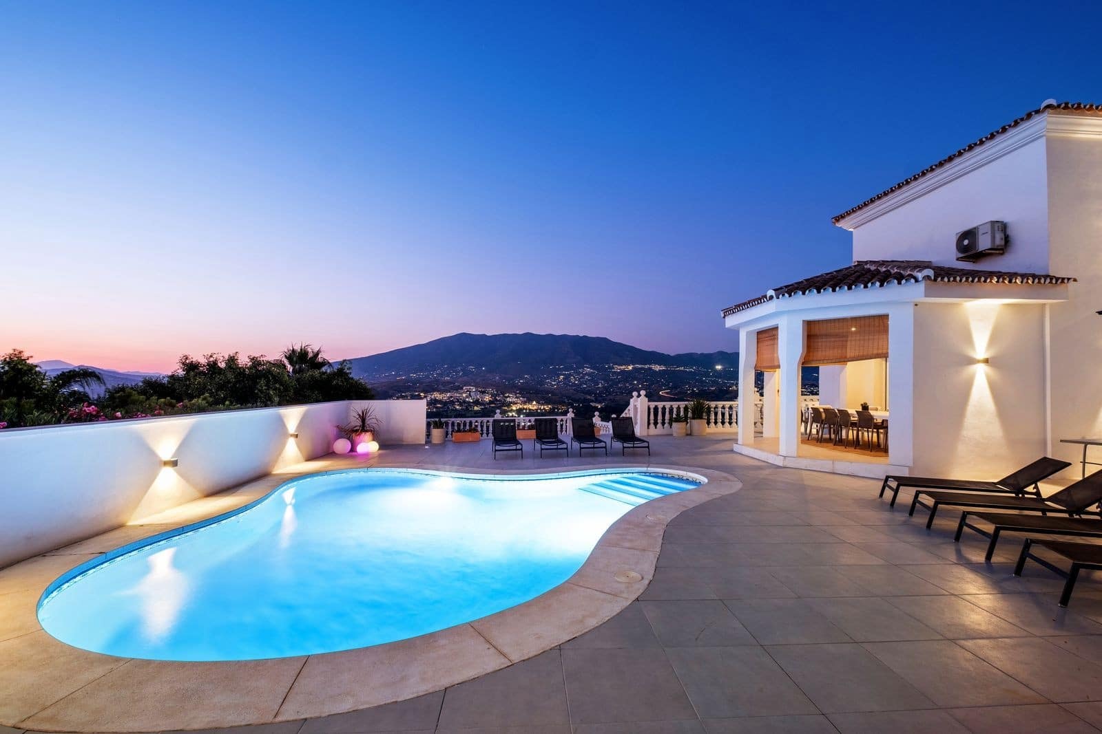 6 bedroom Villa for sale in Mijas Costa with pool garage - € 1,290,000 (Ref: 9811481)
