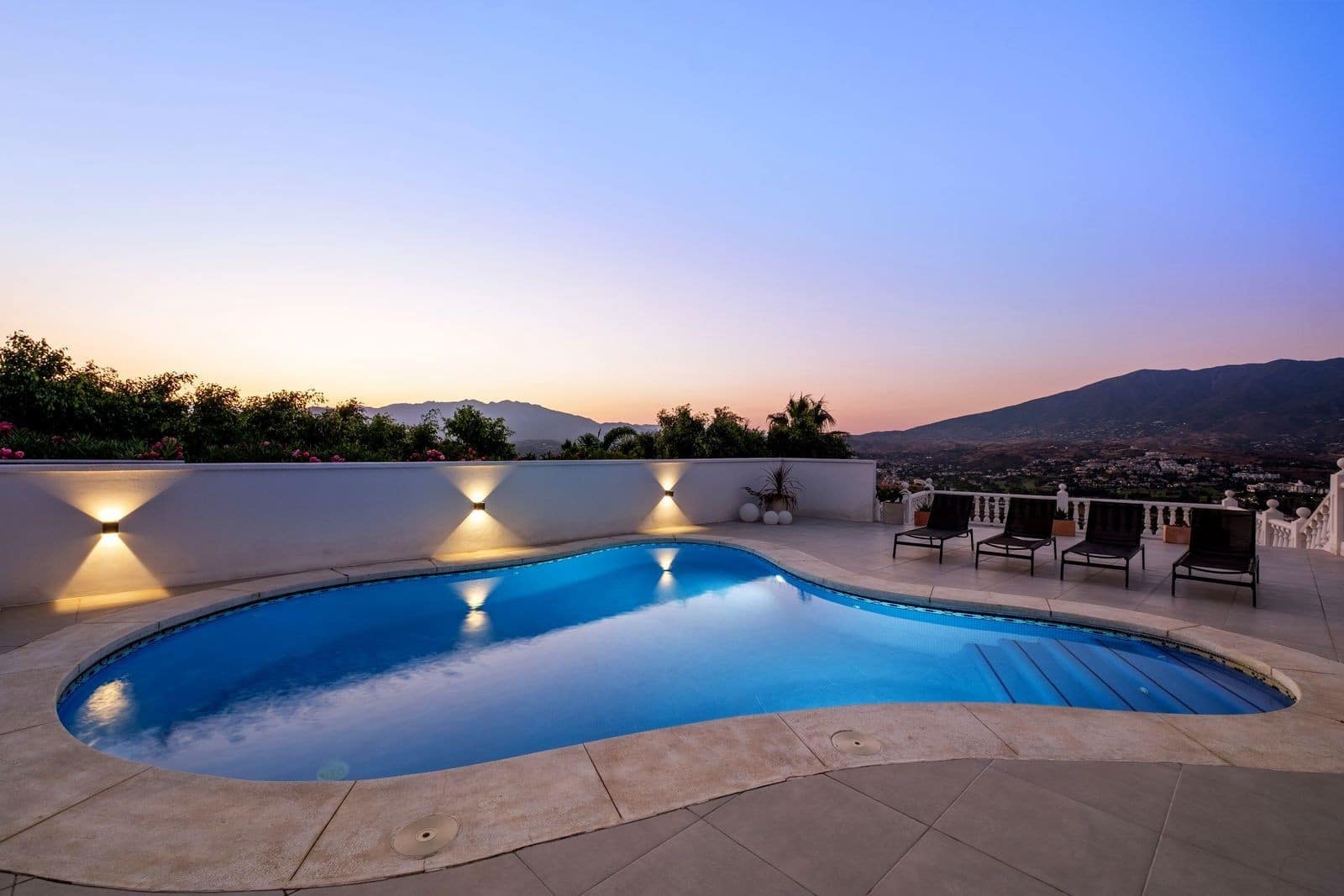 6 bedroom Villa for sale in Mijas Costa with pool garage - € 1,290,000 (Ref: 9811481)