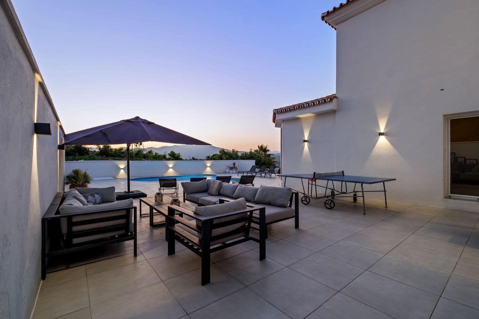 6 bedroom Villa for sale in Mijas Costa with pool garage - € 1,290,000 (Ref: 9811481)