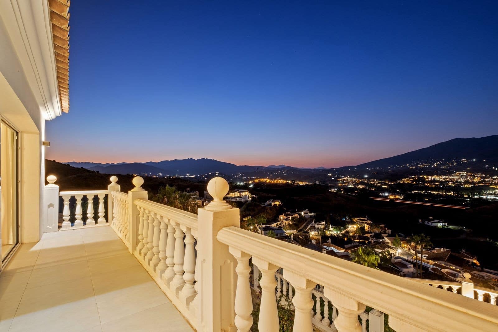6 bedroom Villa for sale in Mijas Costa with pool garage - € 1,290,000 (Ref: 9811481)