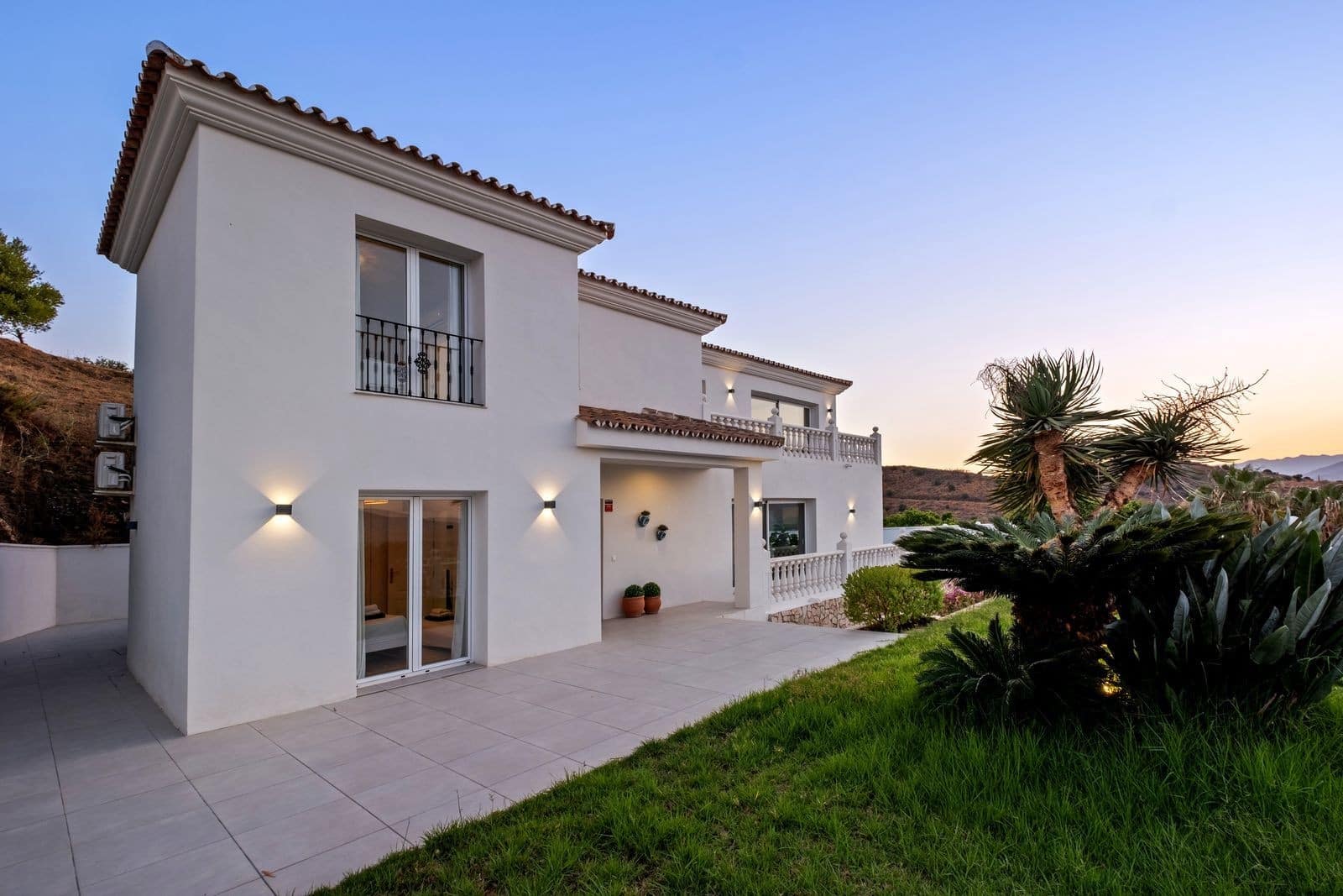 6 bedroom Villa for sale in Mijas Costa with pool garage - € 1,290,000 (Ref: 9811481)