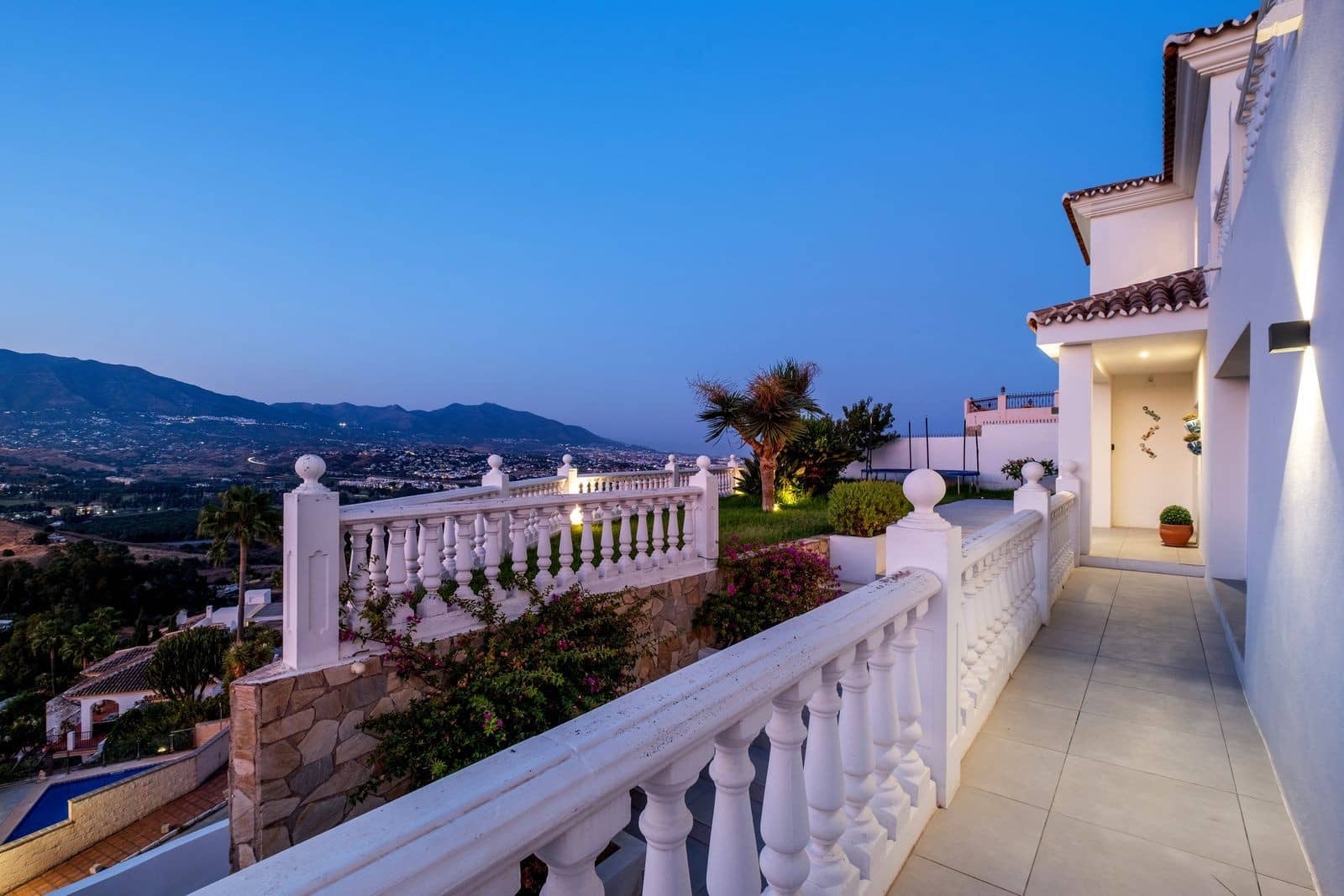 6 bedroom Villa for sale in Mijas Costa with pool garage - € 1,290,000 (Ref: 9811481)