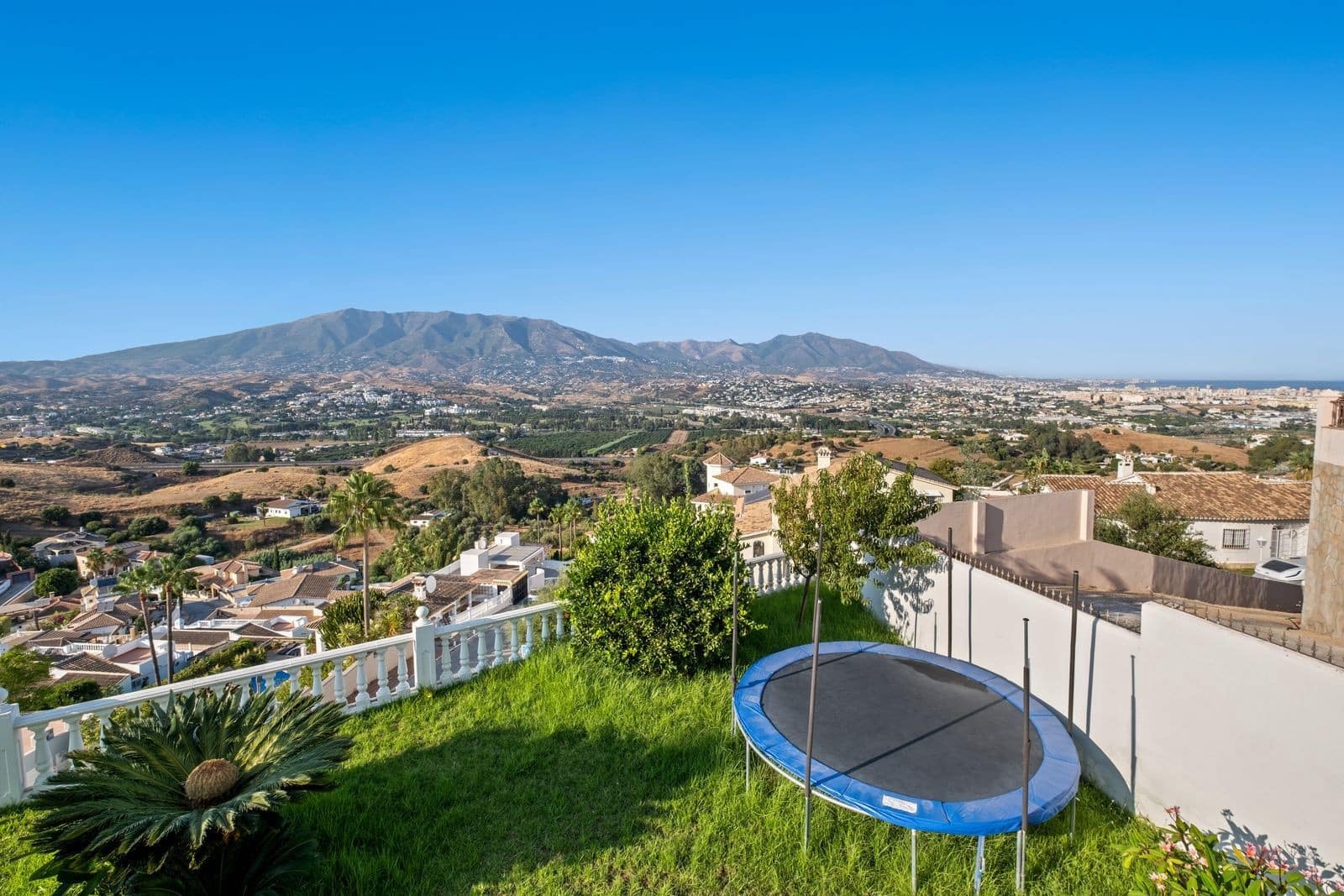 6 bedroom Villa for sale in Mijas Costa with pool garage - € 1,290,000 (Ref: 9811481)