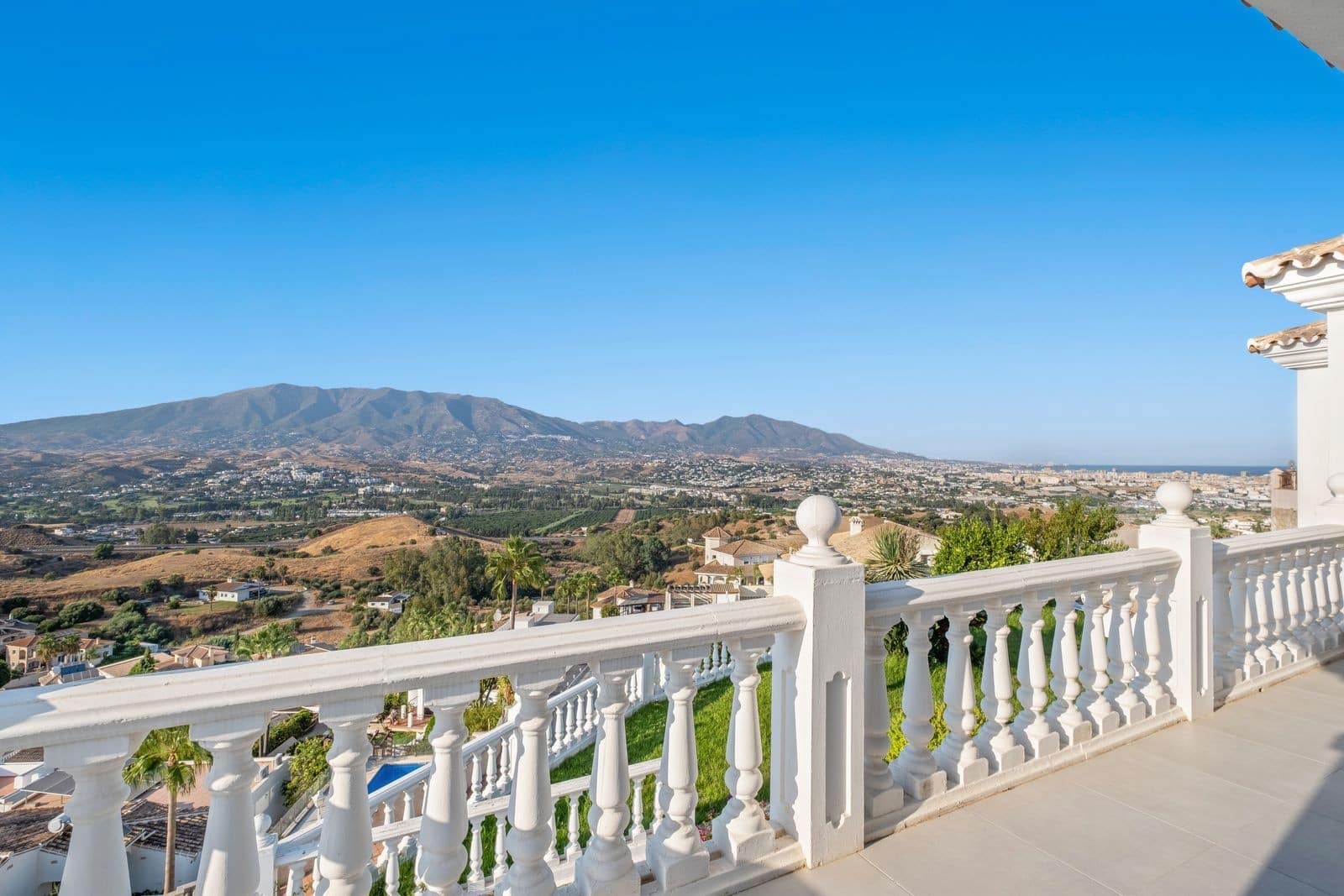 6 bedroom Villa for sale in Mijas Costa with pool garage - € 1,290,000 (Ref: 9811481)