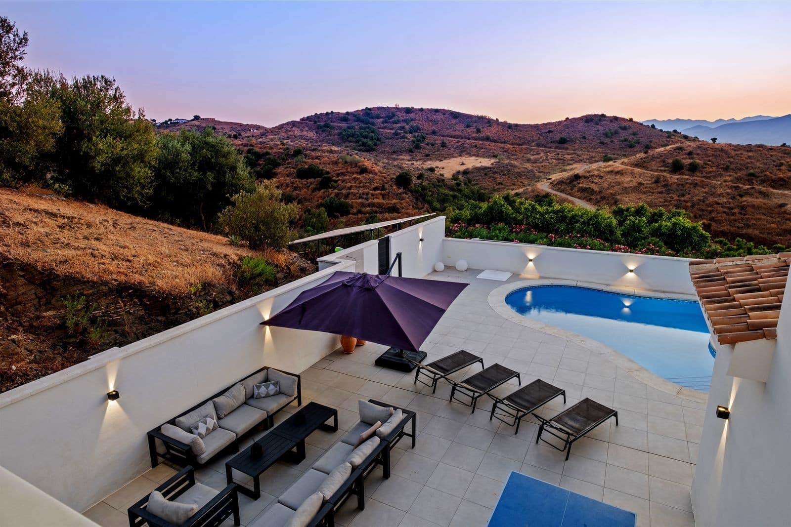 6 bedroom Villa for sale in Mijas Costa with pool garage - € 1,290,000 (Ref: 9811481)