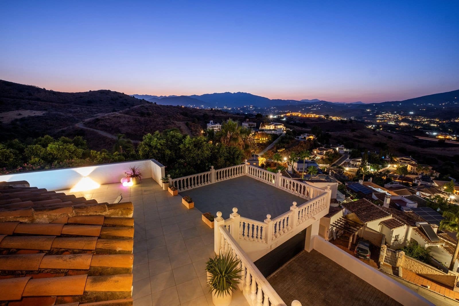 6 bedroom Villa for sale in Mijas Costa with pool garage - € 1,290,000 (Ref: 9811481)