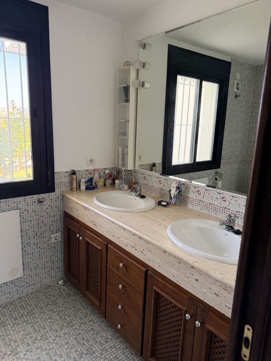 Chalet de 3 habitaciones en Estepona en venta con piscina garaje - 995.000 € (Ref: 9815789)