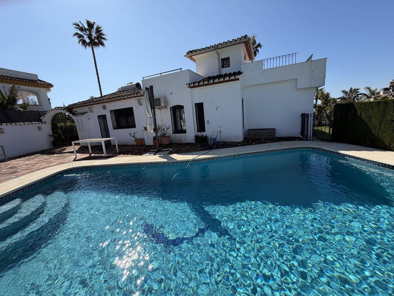 Chalet de 3 habitaciones en Estepona en venta con piscina garaje - 995.000 € (Ref: 9815789)
