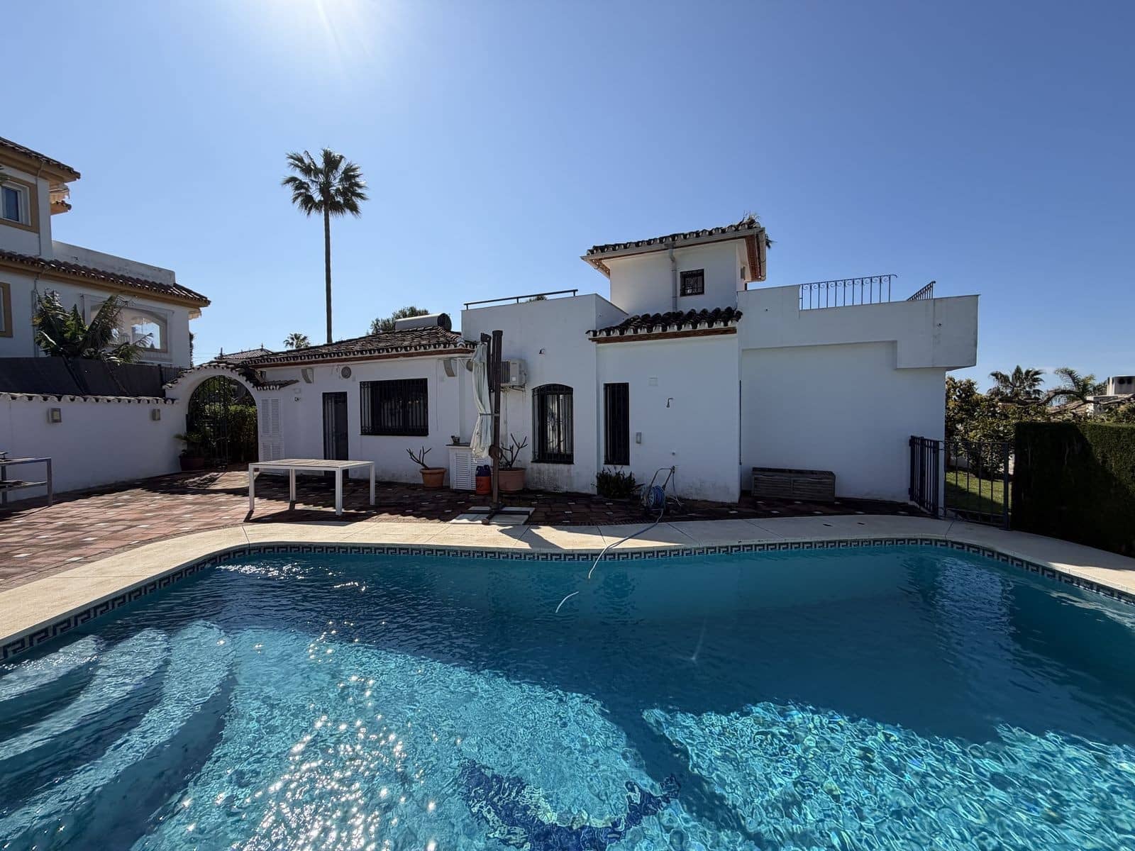 Chalet de 3 habitaciones en Estepona en venta con piscina garaje - 995.000 € (Ref: 9815789)