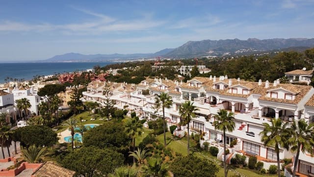 Apartamento de 3 habitaciones en Marbella en venta con piscina garaje - 975.000 € (Ref: 9817976)