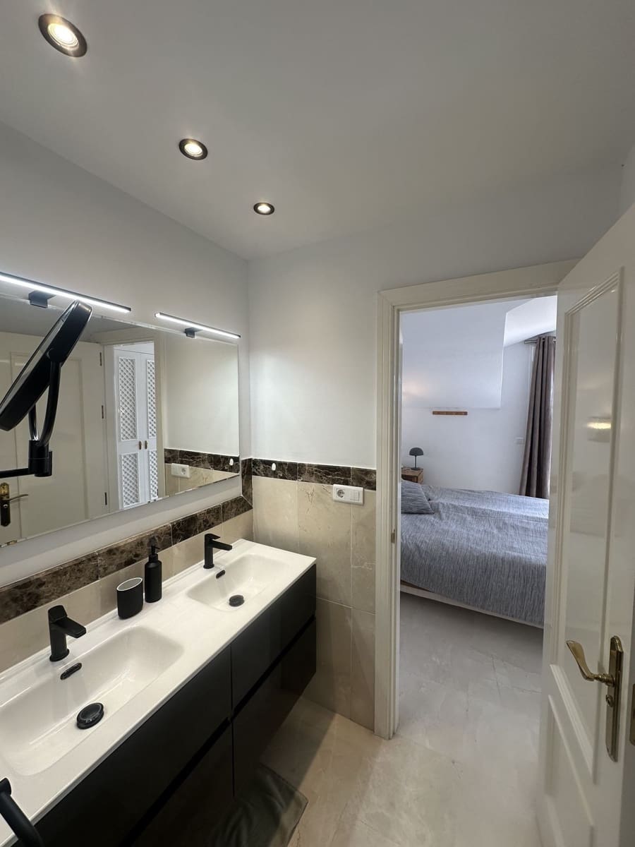 Apartamento de 3 habitaciones en Marbella en venta con piscina garaje - 975.000 € (Ref: 9817976)
