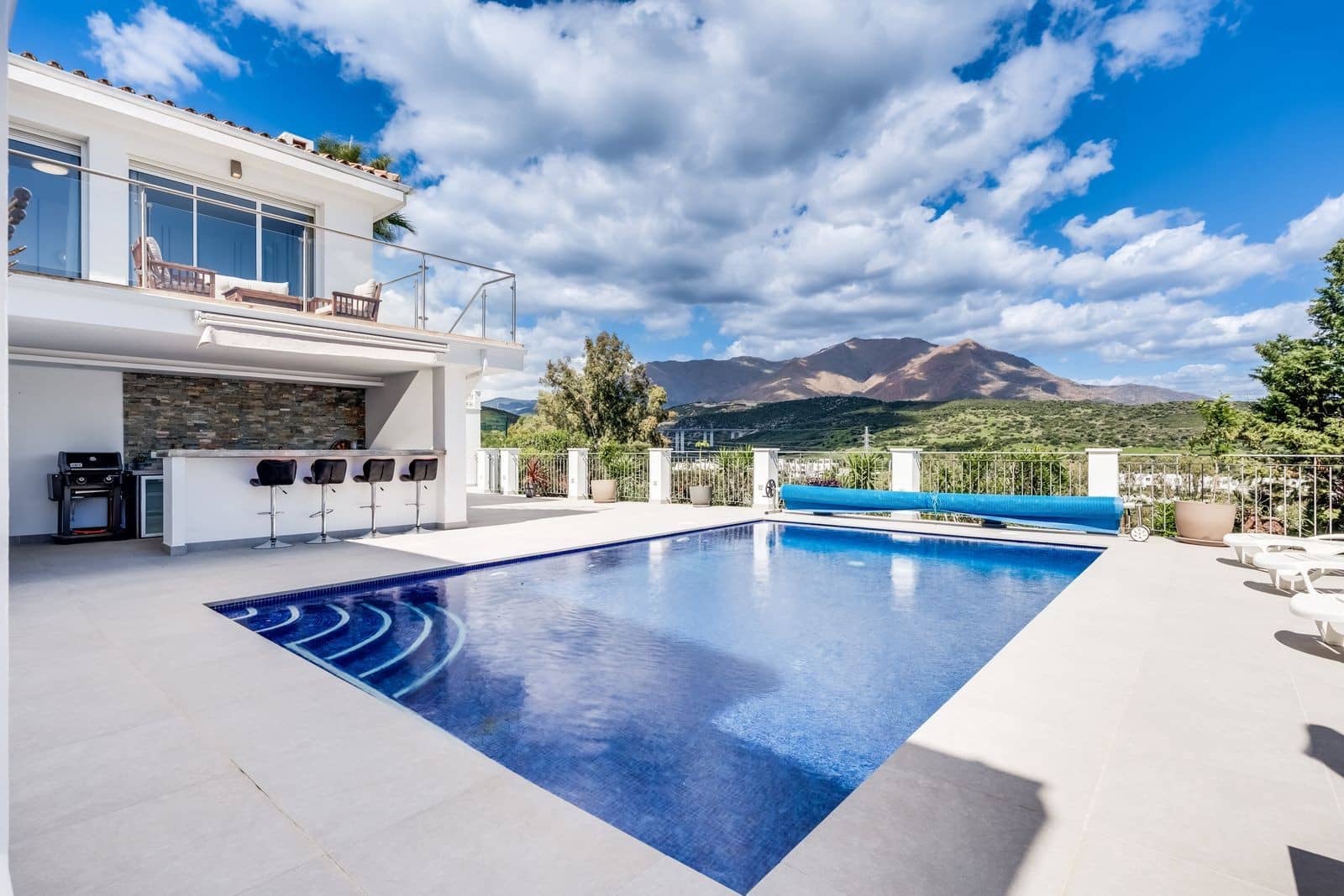 Chalet de 4 habitaciones en Estepona en venta con piscina garaje - 1.150.000 € (Ref: 9817978)