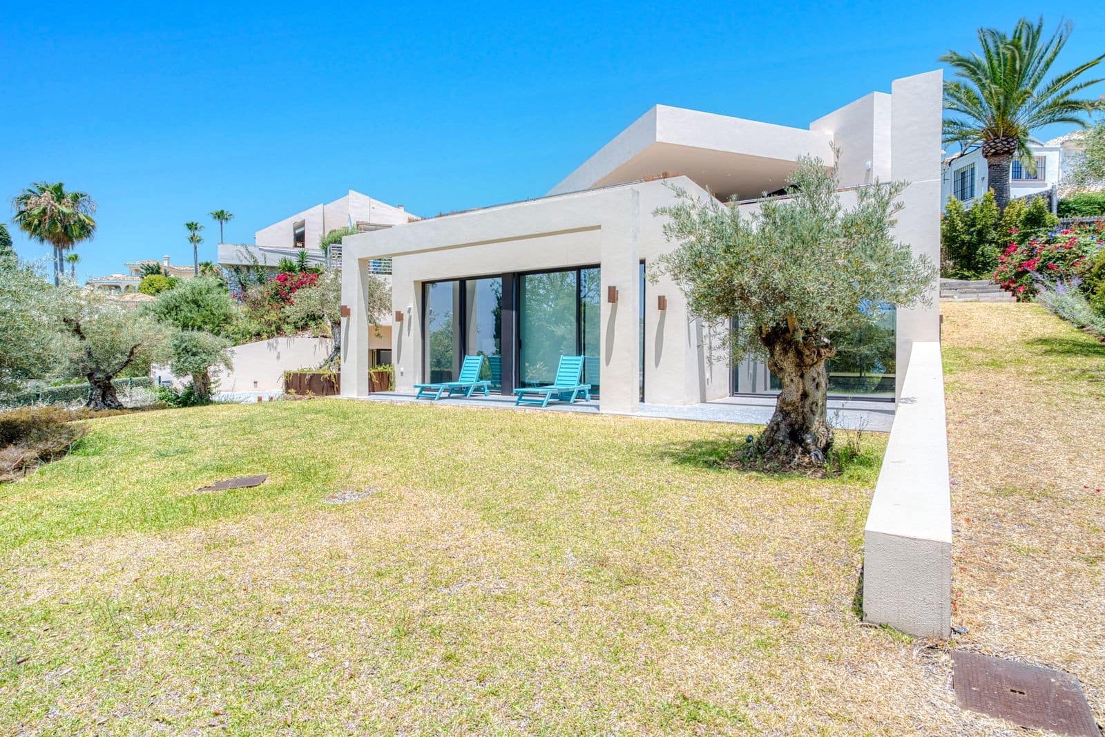 5 bedroom Villa for sale in Marbella with pool garage - € 4,195,000 (Ref: 9824946)