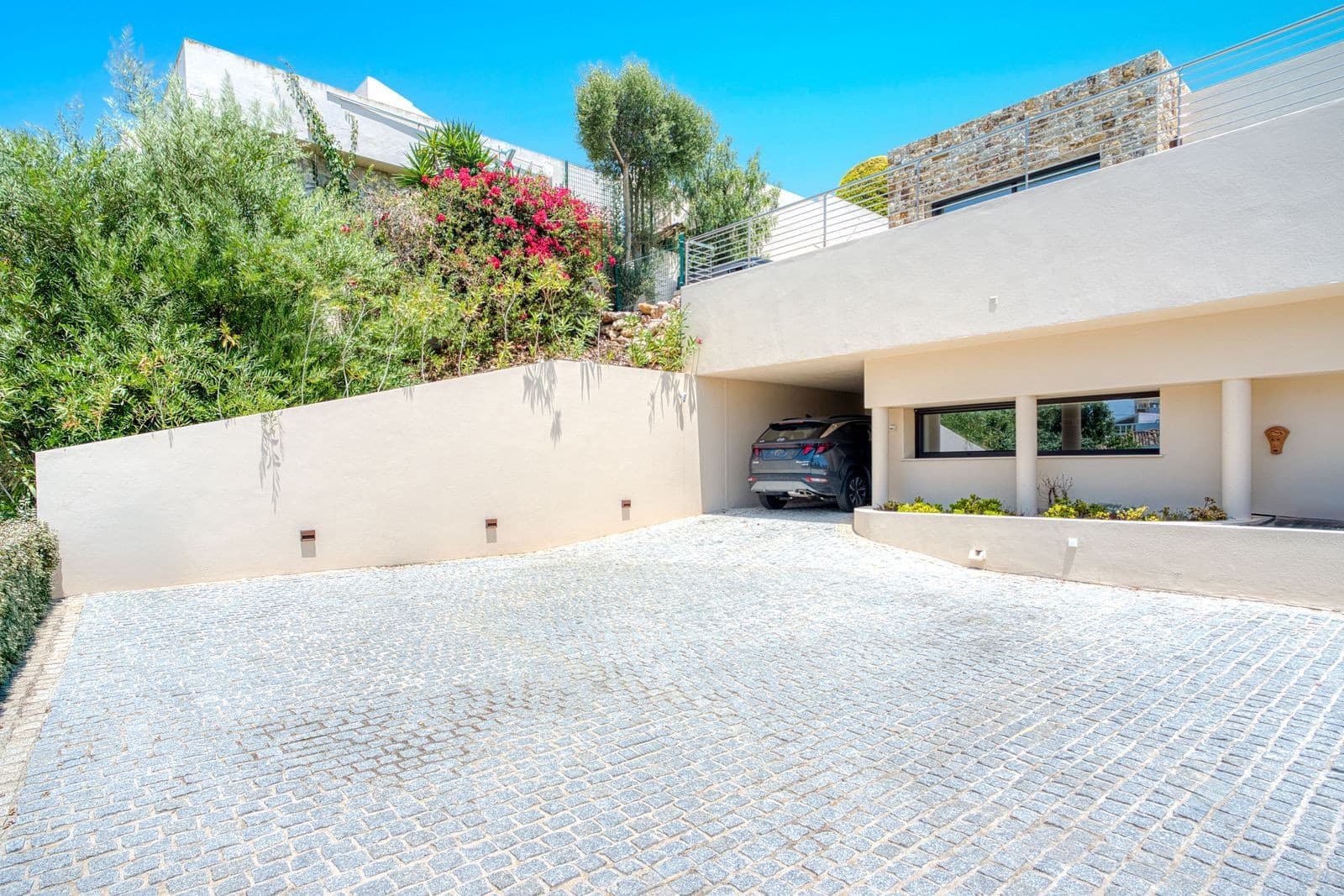 5 bedroom Villa for sale in Marbella with pool garage - € 4,195,000 (Ref: 9824946)