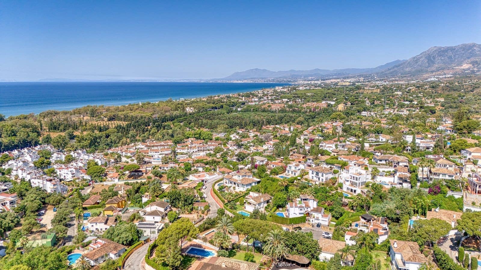 5 bedroom Villa for sale in Marbella with pool garage - € 4,195,000 (Ref: 9824946)